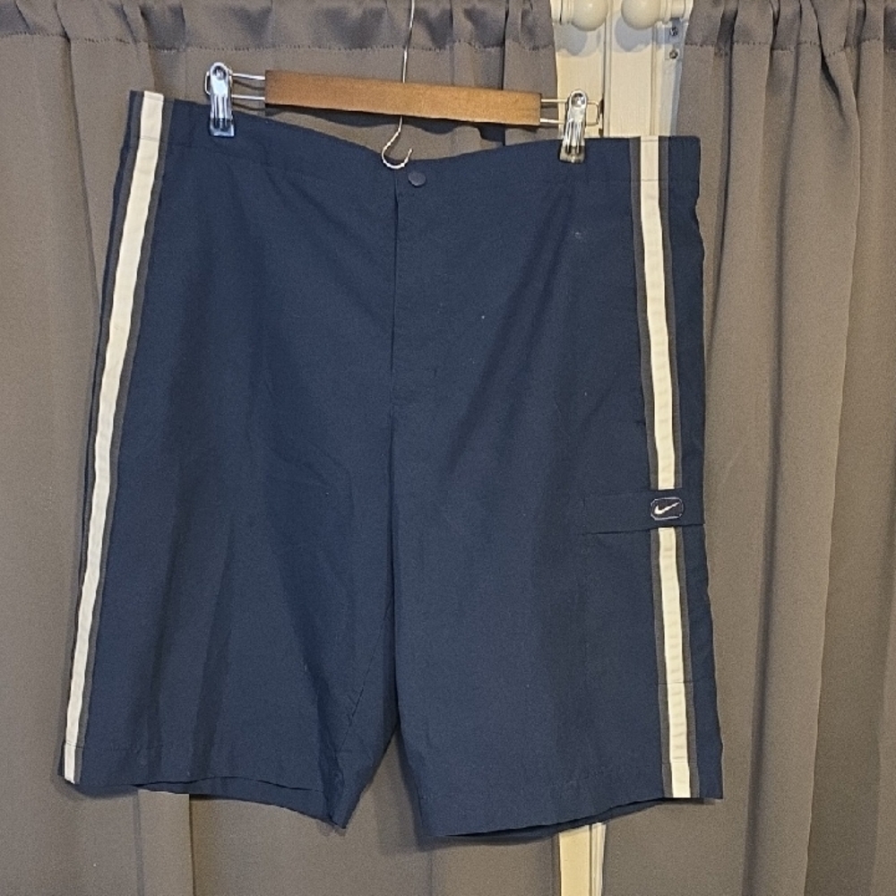 Nike Men's Athletic Shorts W/Stripes Pockets Elastic‎ Zip Flat Front Sz L EUC